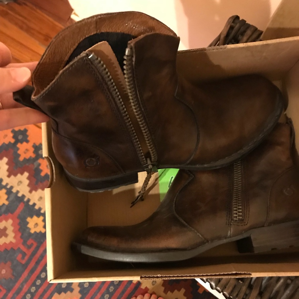 BNIB Born brown leather booties 8 women’s